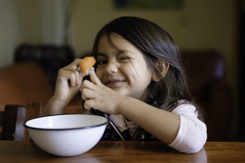 Laila, de 4 años, desayuna fruta en Ciudad de México. 