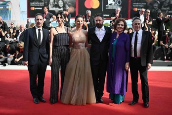 Pablo Larraín posa junto al parte del reparto de ‘El Conde’. 