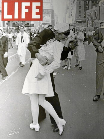 Eisenstaedt argazkilariaren irudiak munduari buelta eman zion «Life» aldizkariko azala izan zenean.