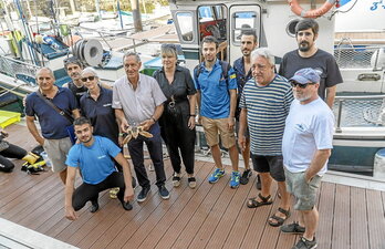 Goian, «Bermiu» dortokaren berrindartze prozesuan parte hartu duten erakunde desberdinetako ordezkariak, askatze ekitaldiari ekin aurretik. Behean, dortoka itsasoan askatu aurreko unea.