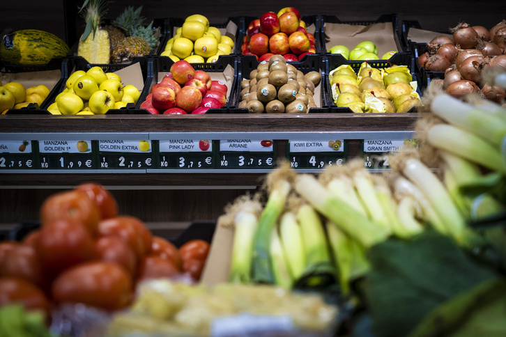 Precios en una frutería de Donostia
