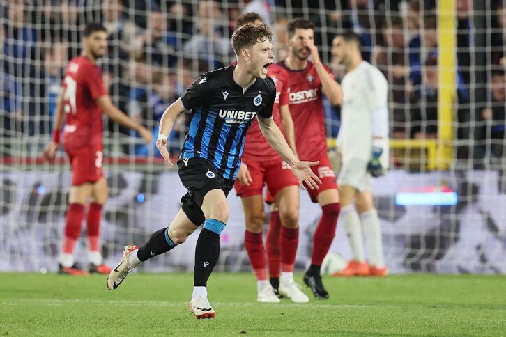 Skov Olsen celebra eufórico el segundo gol del Brujas que dejaba eliminado a Osasuna.