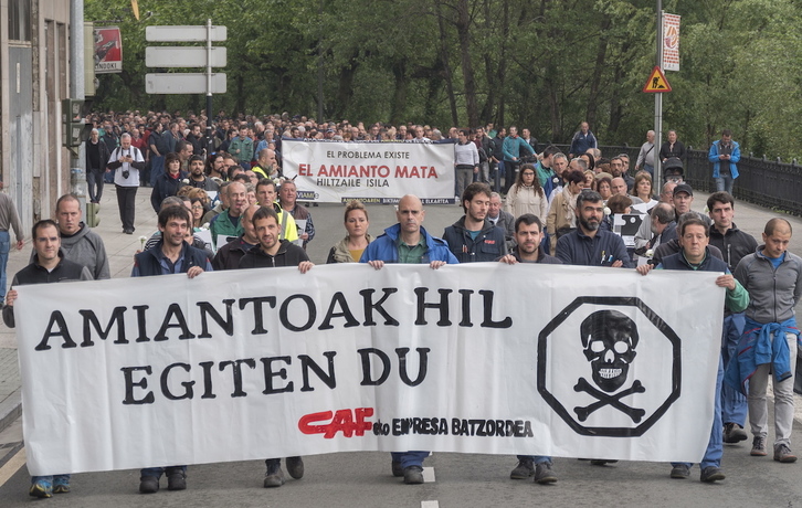 Movilización de trabajadores de CAF en 2019 advirtiendo de los peligros del amianto.