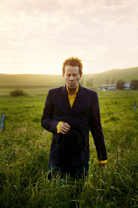 El compositor, músico y actor californiano Tom Waits.  
