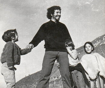 Víctor Jara, en una imagen familiar.
