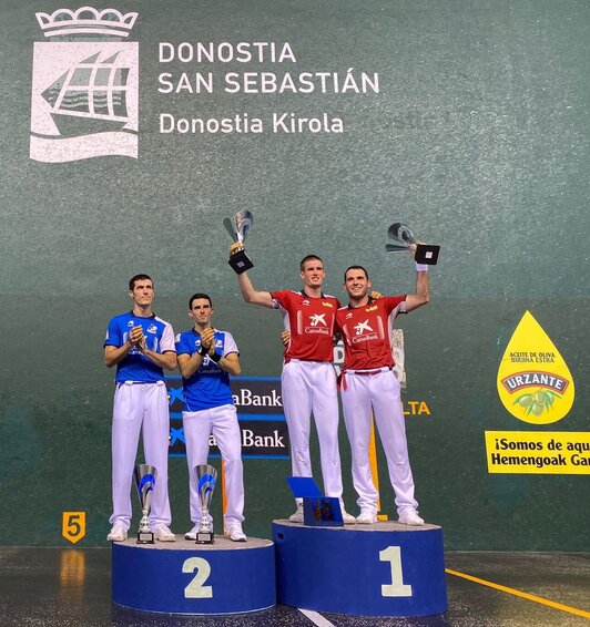 Jaka eta Mariezkurrena, pozarren, euren trofeoak eskuetan dituztela.