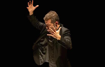 El director Omer Meir, en plena actuación.