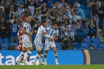 Kubo celebra con Zubimendi y Merino uno de los goles marcados en el primer tiempo. 