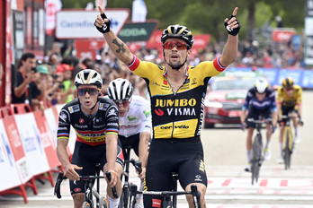 Roglic celebra la victoria de la octava etapa, en la meta de Xorret de Catí.