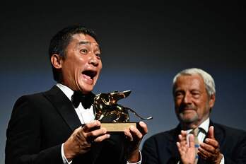 El actor hongkonés Tony Leung ha recibido el León de Oro por su trayectoria. 