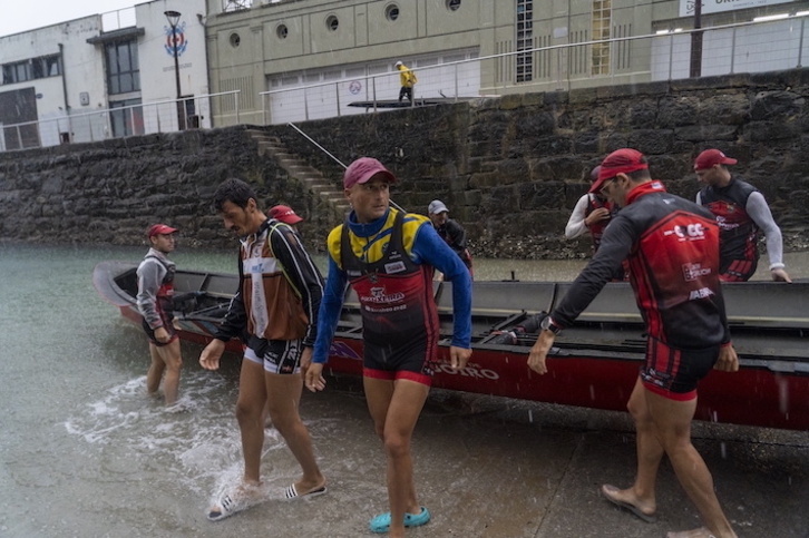 Cabo eta Zierbenako kideak, Kontxako estropada bezperako azken lansaioan.