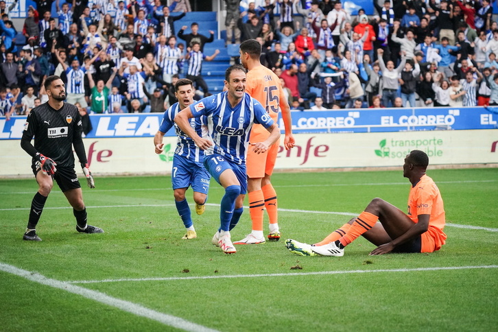 Kike Garcia, 1-0ekoa ospatzen, Ozkacarrek bere atean sarturikoa. 