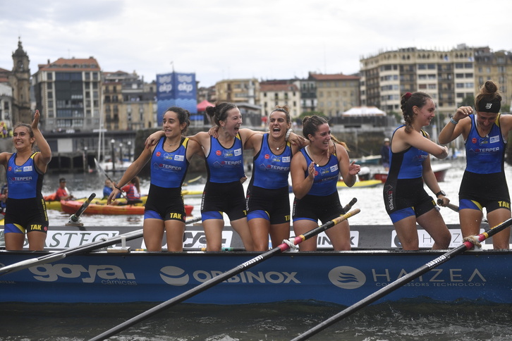 Tolosaldeako arraunlariak, garaipena ospatzen.