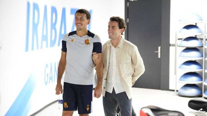Álvaro Odriozola saluda a Mikel Oyarzabal en su vuelta a Zubieta.