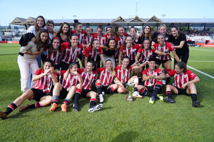 Zuri-gorriak pozik partida amaieran, Kopa ospatuz.