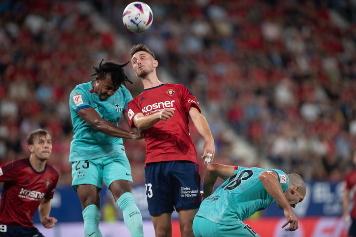 Koundé pugna con Raúl García de Haro por un balón aéreo. 