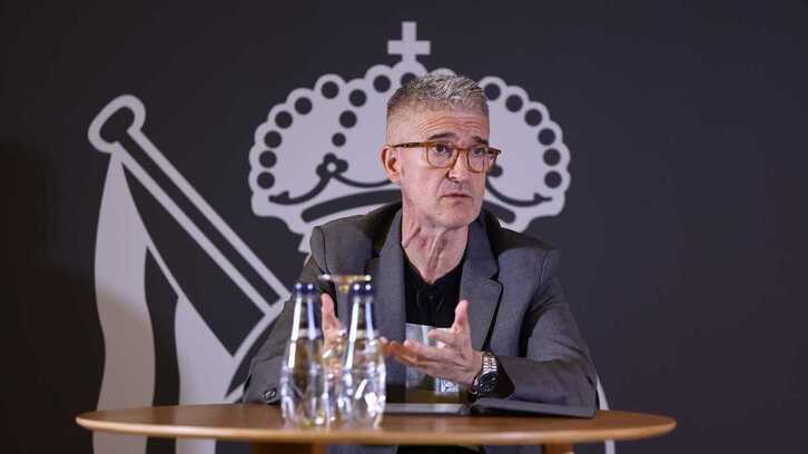 Roberto Olabe Realeko kirol zuzendaria, gaur Donostian egin duen agerraldian.