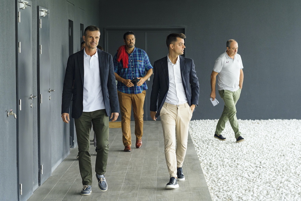 Uriarte y Gonz&aacute;lez han estado arropados por el directivo Igor San Rom&aacute;n. (Aritz LOIOLA / FOKU)