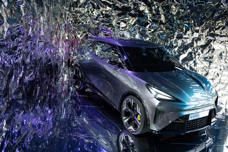 Prototipo del coche eléctrico Cupra Raval en el salón Automobile, presentado en mayo de 2023.