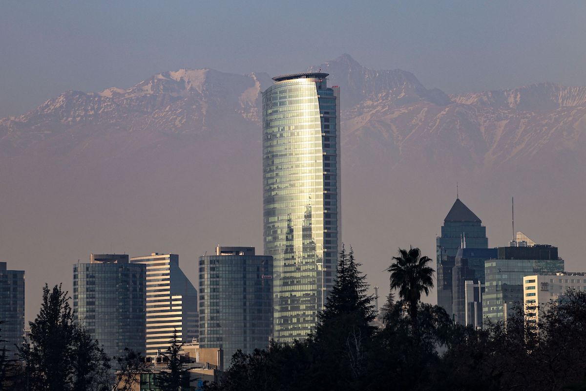 Santiago, considerada una de las ciudades más contaminadas de América Latina, alcanzó en 2023 la mejor calidad del aire desde que existen registros. (Martin BERNETTI/AFP)