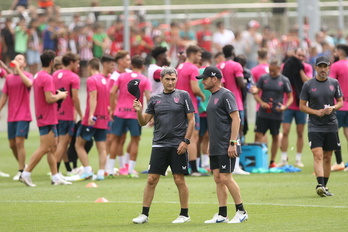Valverde conversa con sus ayudantes en un entrenamiento de la pretemporada en Lezama.
