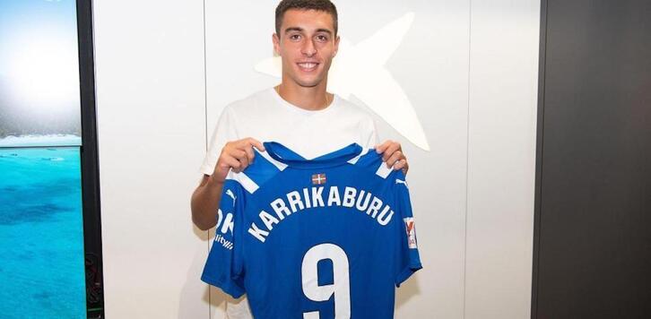 Jon Karrikaburu posa con su nueva camiseta.