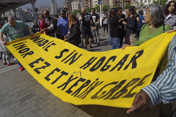 BesteBi plataformaren elkarretaratzea etxegabeen duintasuna aldarrikatzeko, Bilbon. BesteBi plataformaren elkarretaratzea etxegabeen duintasuna aldarrikatzeko, Bilbon.