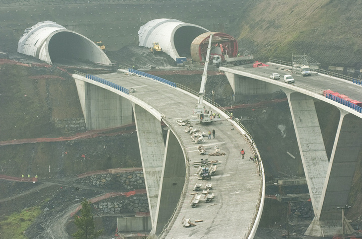 Construcción de uno de los túneles de la AP1, en 2009.