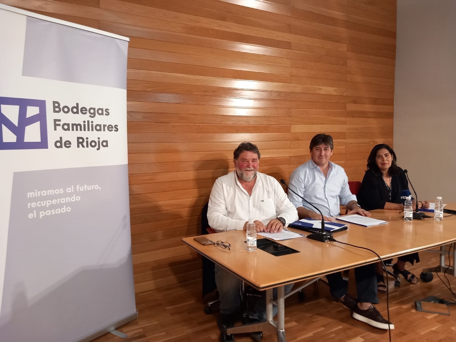 Bodegas familiares abandonan la mesa de gestión en desacuerdo con la  estrategia de Rioja | Economía | Naiz
