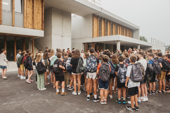 Ikasleek irailaren 4an estreinatu zuten Senperen Seaskak ireki duen kolegio berria.