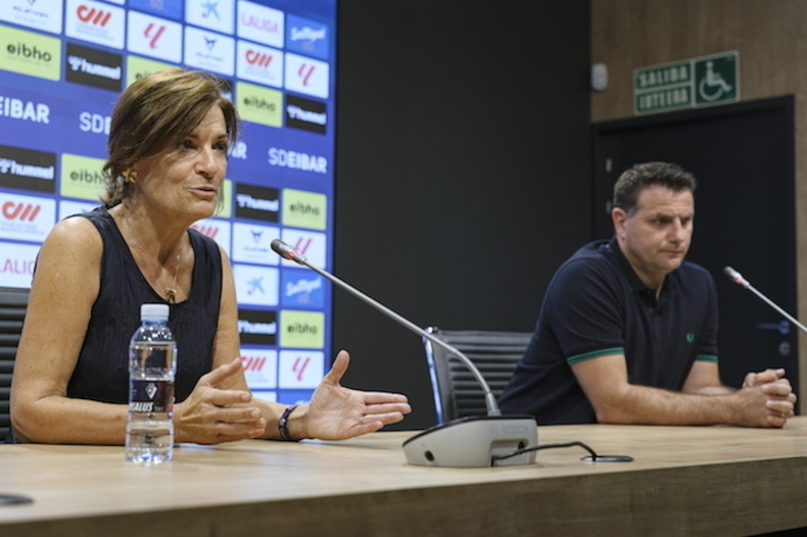 Amaia Gorostiza y César Palacios en un momento de su comparecencia en Ipurua.
