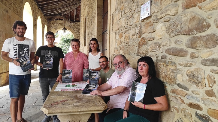 ‘Iurretako kofradiak.Iraganari etorkizuna ematen’ liburuaren egileak eta Iurretako Kofradien Batzordeko eta Gerediako kideak, aurkezpenean.