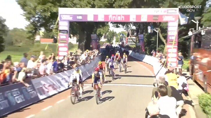 Balsamo, Wiebes y Kool han protagonizado un apretado sprint.