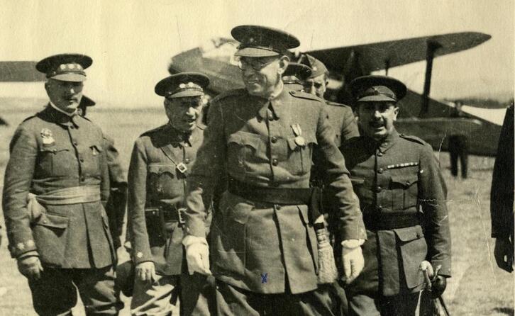 El general Mola, en el centro, tras aterrizar en el aeropuerto de Gamonal en los primeros días de la guerra.
