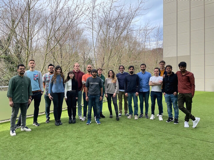 Mateo Alonso irakaslea buru duen taleko ikerlariak, irudian.