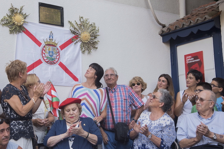 Hilketaren 40. urteurrenean Josu Zabalari egindako omenaldia. Txapela daramana Mercedes Iridoi da, orduko alkatea.