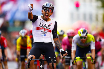 Juan Sebastián Molano celebra su segunda victoria en la Vuelta tras la del año pasado.