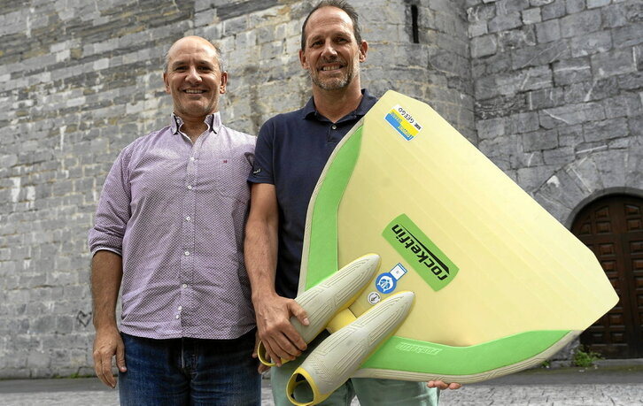 Patxi Monge (ezkerrean) eta Gregorio Manzisidor (eskuinean), lehiaketetan erabiltzen duten hegatsarekin.