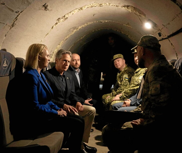 AEBetako ordezkariak bunker batean.