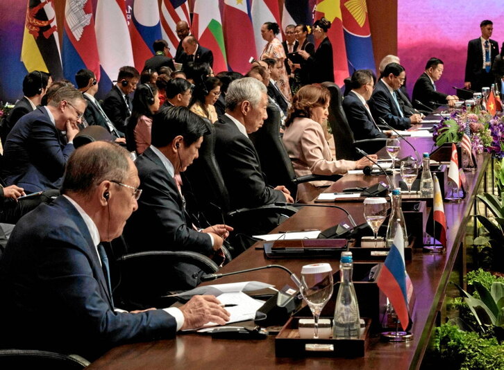 En primer término, Sergei Lavrov, y en el centro de la mesa, Kamala Harris.