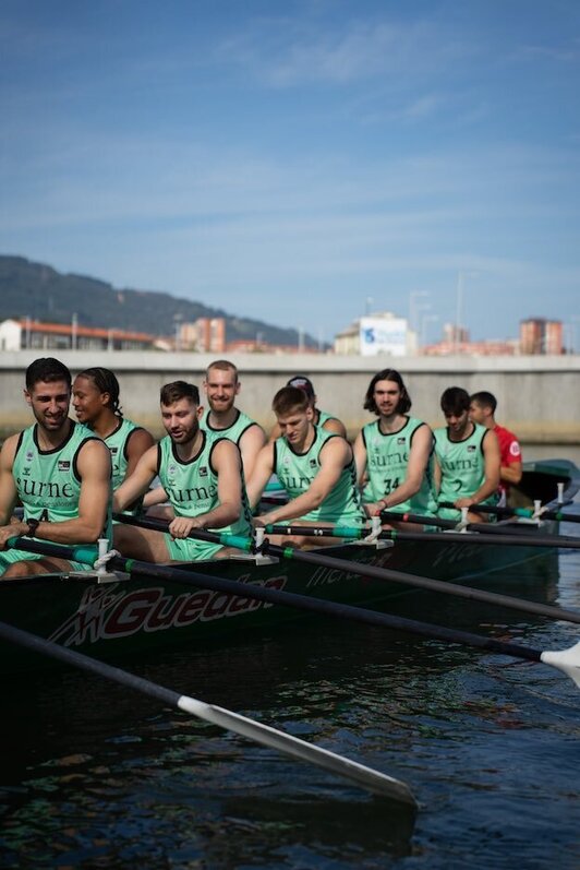 Los jugadores de Surne Bilbao Basket, a bordo de la «Tomatera» antes de viajar a Portugal.