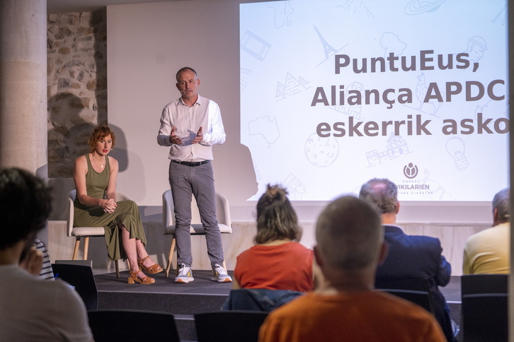Josu Waliño eta Lorea Arakistain Puntueus Fundazioko zuzendaria eta marketin arduraduna, iragan uztailean Donostian eman zuten prentsaurrekoan.