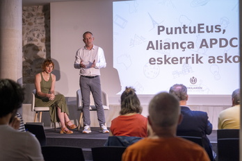 Josu Waliño eta Lorea Arakistain Puntueus Fundazioko zuzendaria eta marketin arduraduna, iragan uztailean Donostian eman zuten prentsaurrekoan.