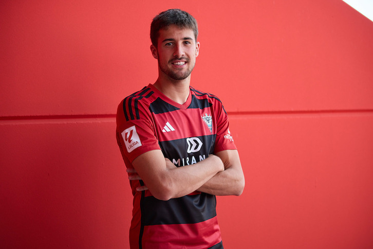 Javi Martón en su presentación con el Mirandés.