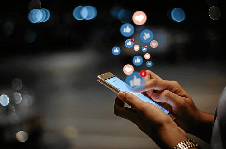 Sare sozialak aztertu zituzten ikastaroan.