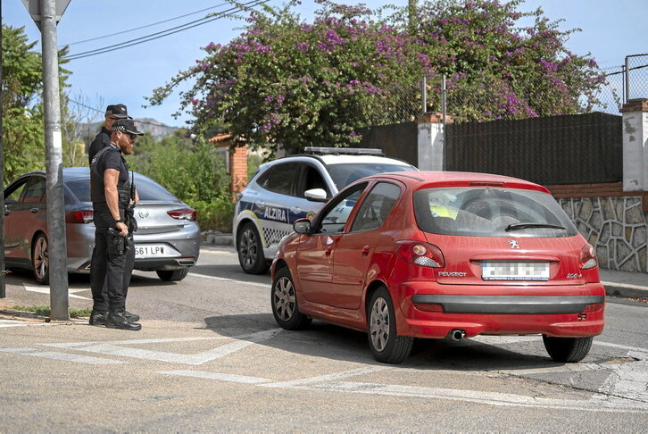 Bi polizia Alziran, joan den astean izandako hilketa matxistaren ostean.