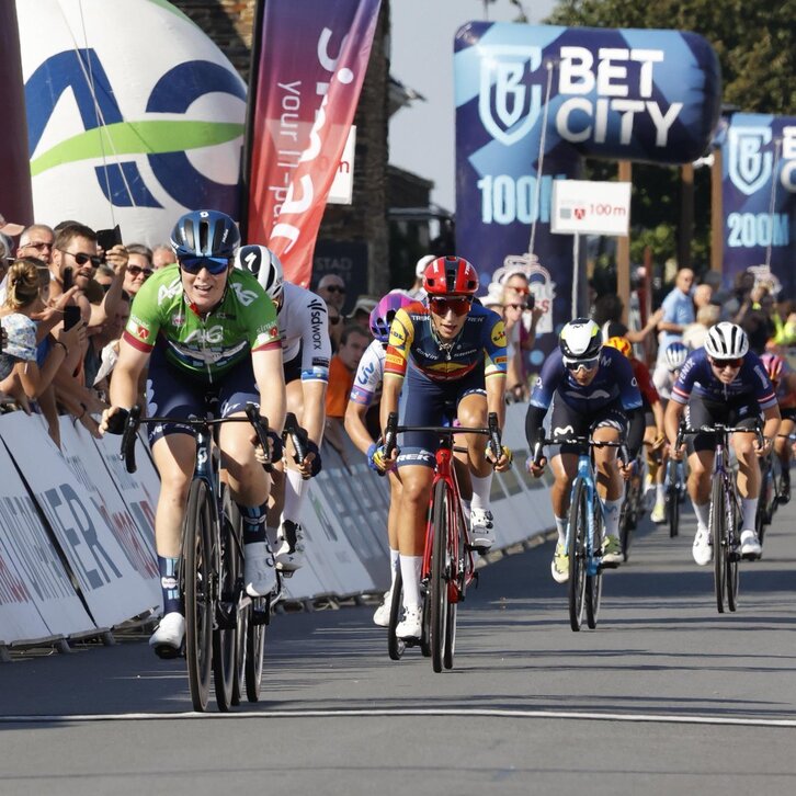 Charlotte Kool ha ganado con el maillot verde a sus dos principales rivales en las llegadas.