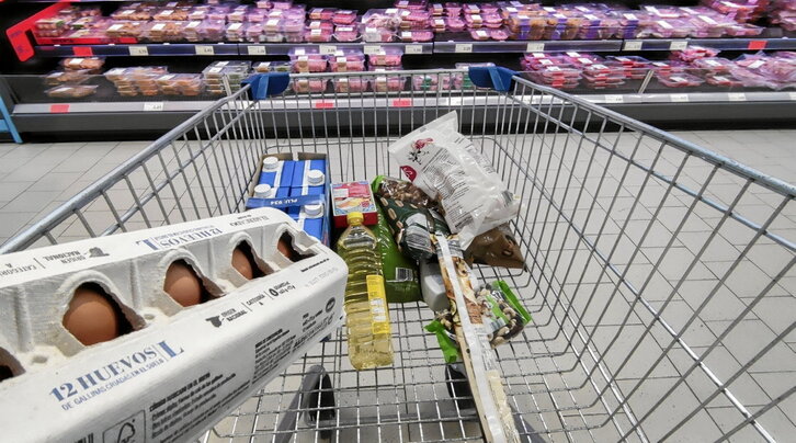 Bataz beste, elikadura eta alkoholik gabeko edarietara gastu osoaren %15,7 bideratu zuen 2023an EAEko etxe bakoitzak.