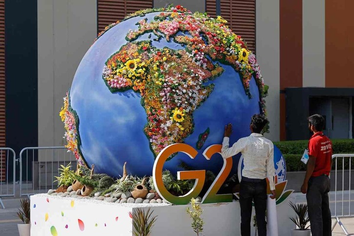 Dos personas observan un elemento de decoración de la cumbre.