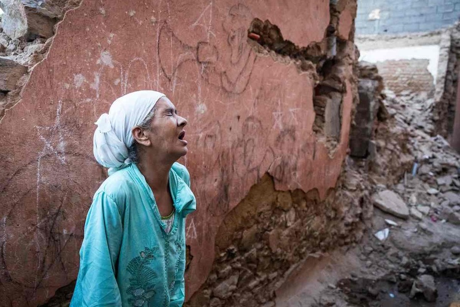 Gesto de pesadumbre de una mujer afectada por el terremoto en Marrakech.